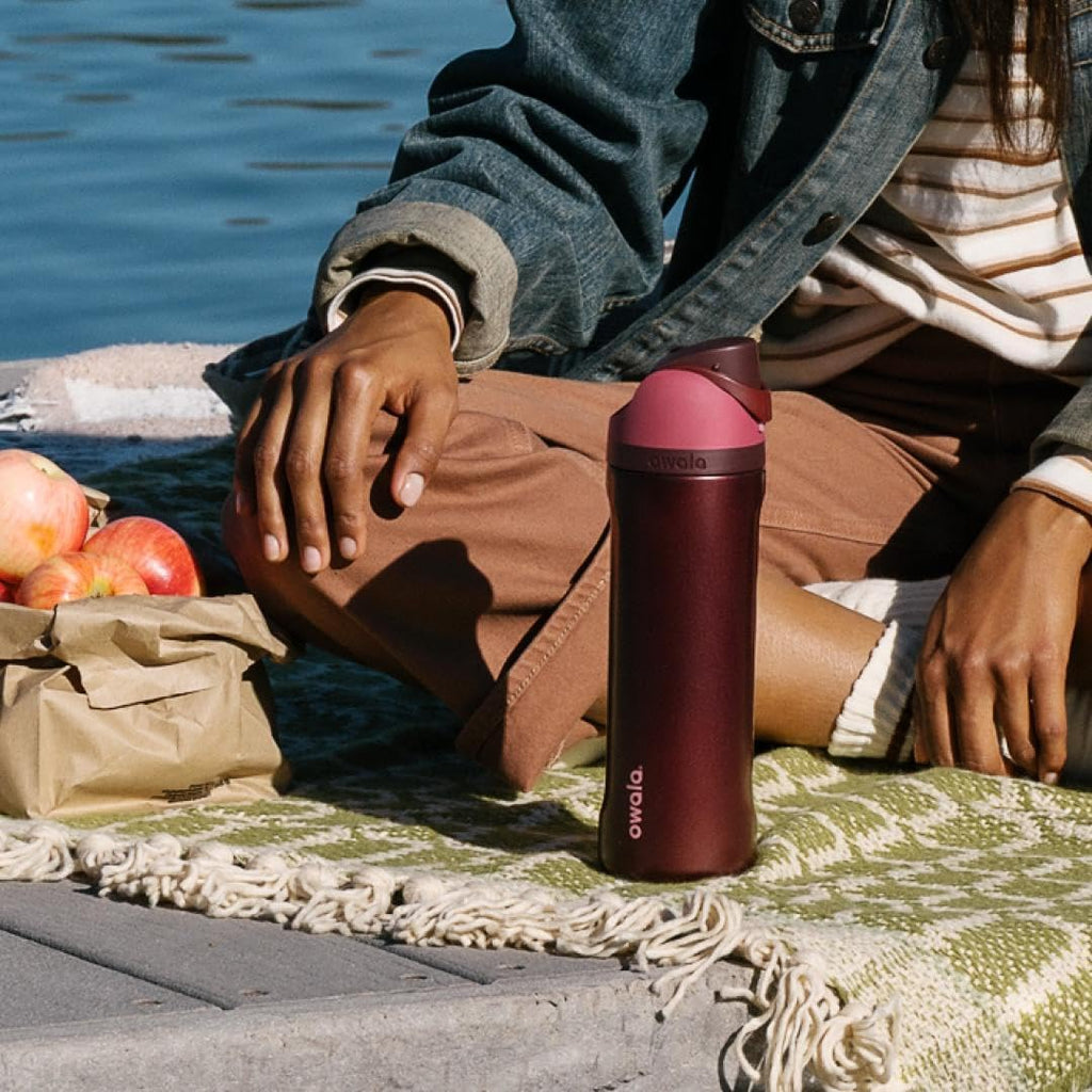 Owala FreeSip Insulated Stainless Steel Water Bottle with Straw, BPA-Free Sports Water Bottle, Great for Travel, 24 Oz, Very, Very Dark